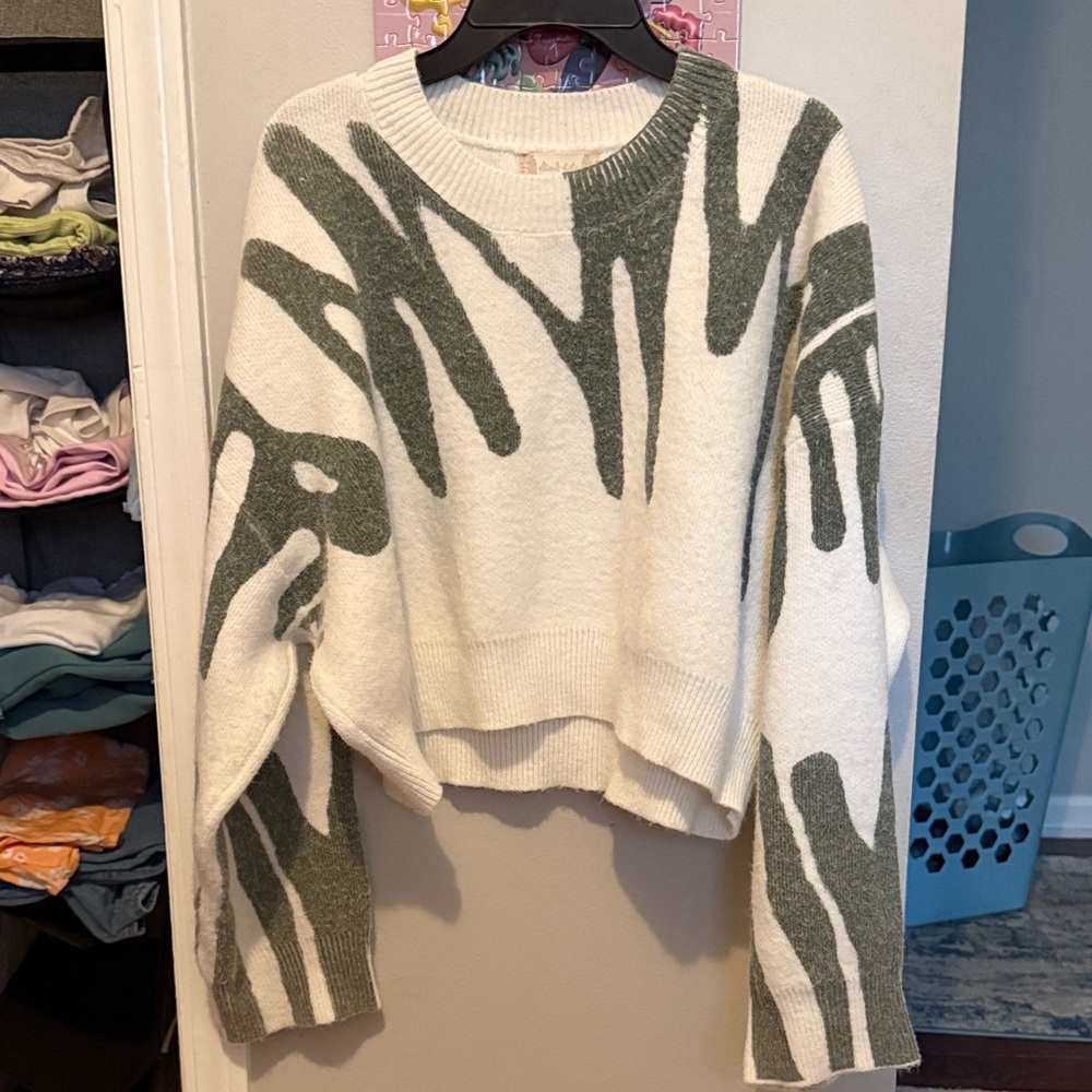 Women's White and Green Sweater